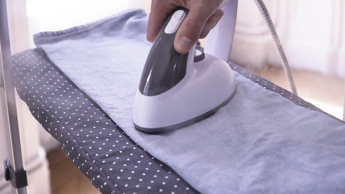 Tøjdamper med bræt i vandret position – som en traditionel dampstation